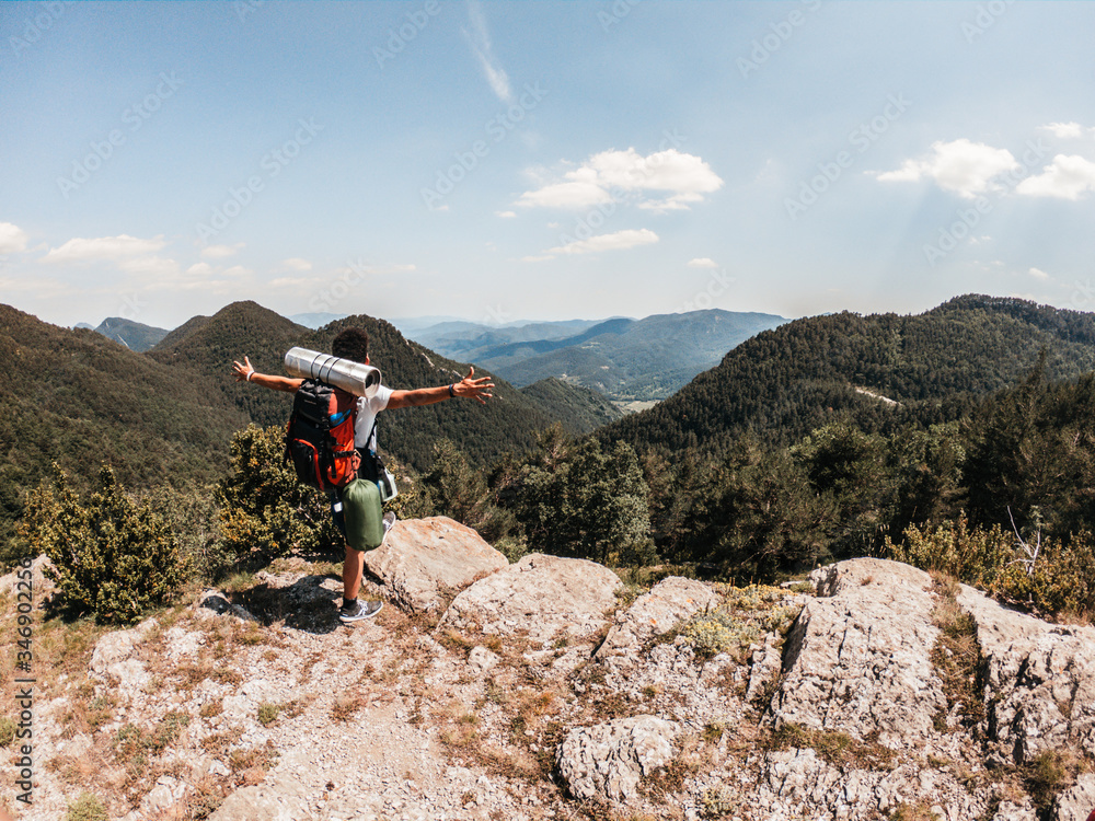 Persona con mochila de montaña delante de un paisaje