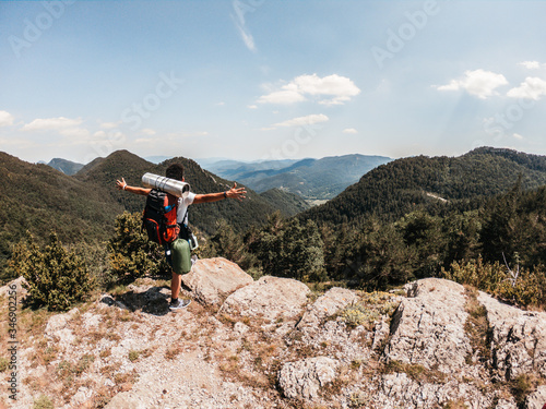 Persona con mochila de montaña delante de un paisaje