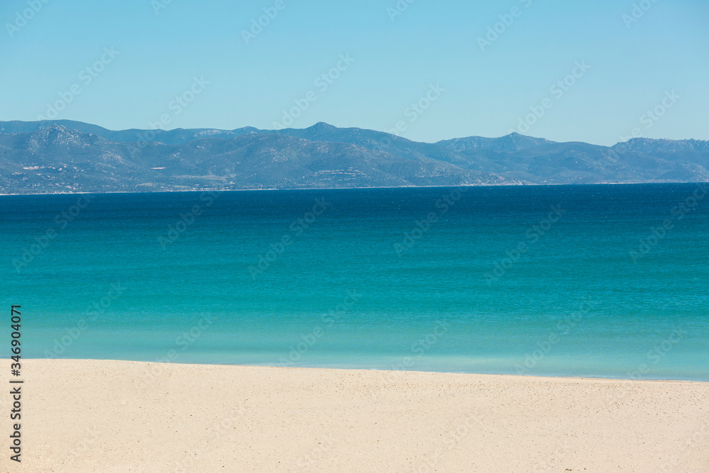 Fototapeta premium spiaggia della Sardegna con sfondo mare e cielo