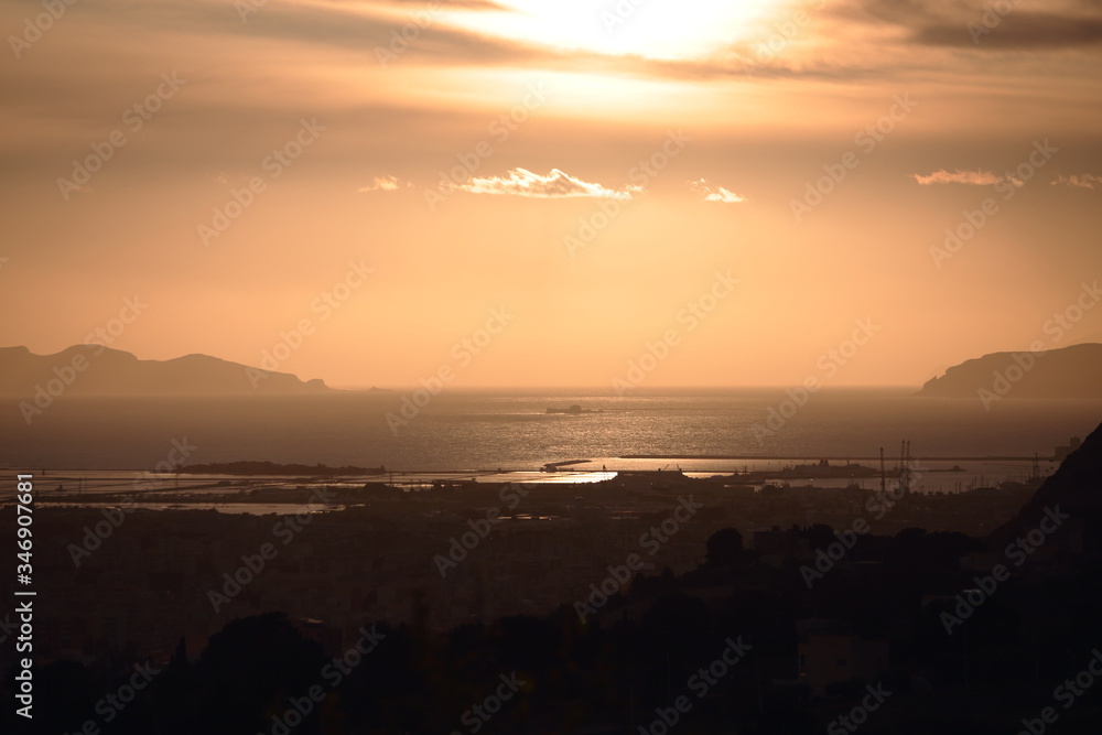 Paesaggio marino al tramonto