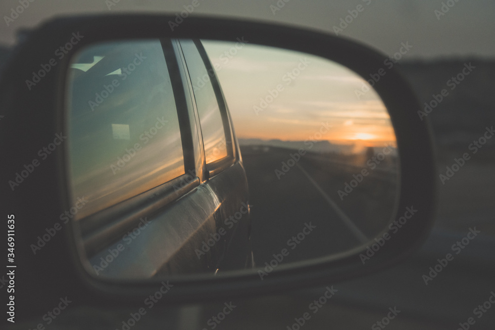 Espejo retrovisor de coche puesta de sol