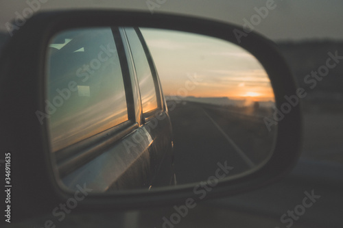 Espejo retrovisor de coche puesta de sol