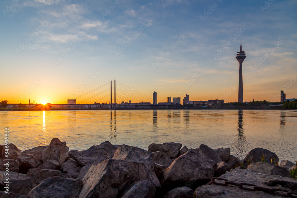 Sonnenaufgang, Düsseldorf, Deutschland