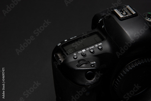 Fotografía Camara reflex digital en clave baja con iluminación cenital