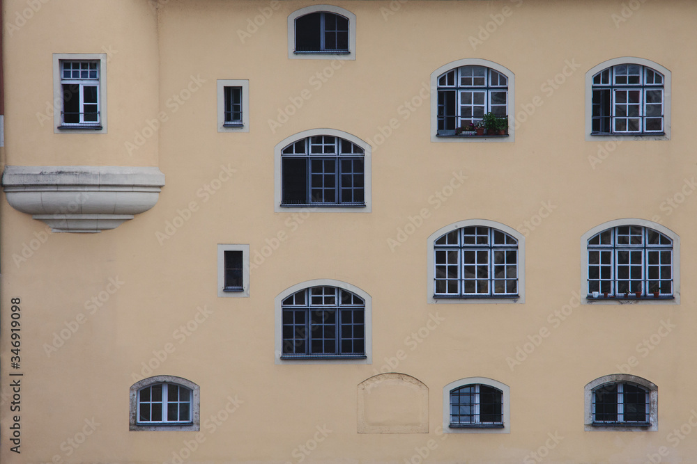 Edificio antiguo alemán con varias ventanas pequeñas