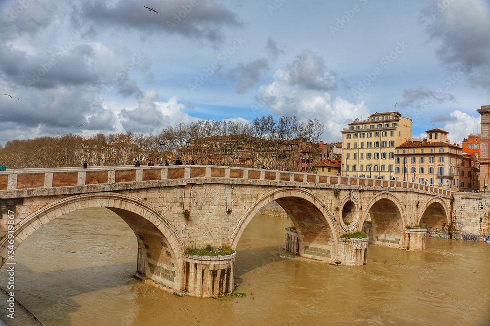Obraz premium Bridge in Rome framed by trees