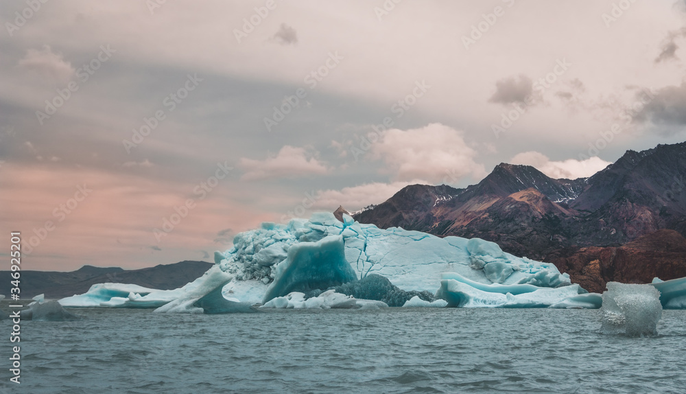 iceberg in lake glaciar patagonia