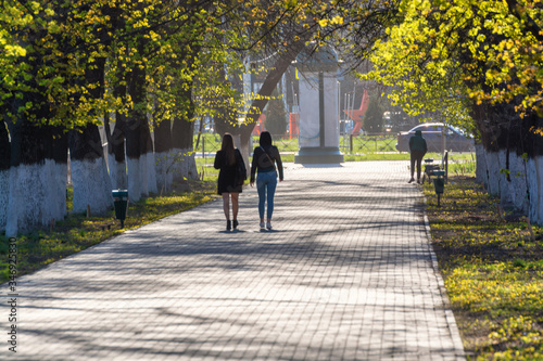 Bilde på lerret two girls takes a walk by allay