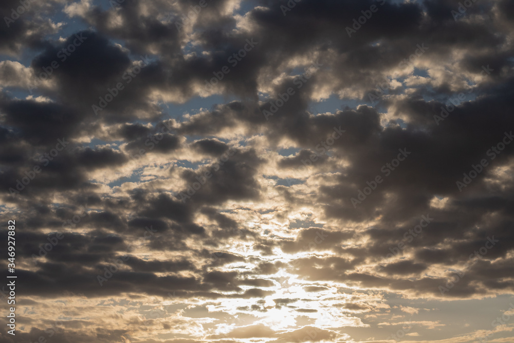Obraz premium Sunset sky with fluffy clouds