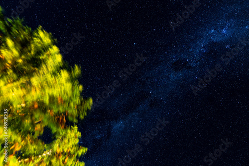 Sterne Himmel Nacht Baum Milchstra  e Sternenbild Sternenhimmel 