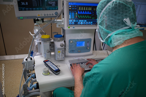 Tableau sur toile anaesthetist makes computer entries on the anaesthesia machine