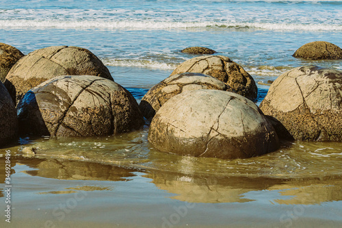 Runde Steine am Strand im Meer