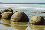 Runde Steine am Strand im Meer