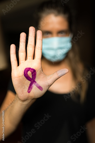 Mano pintada con un lazo lila para el Día Internacional de la Fibromialgia (12 de mayo del 2020) photo
