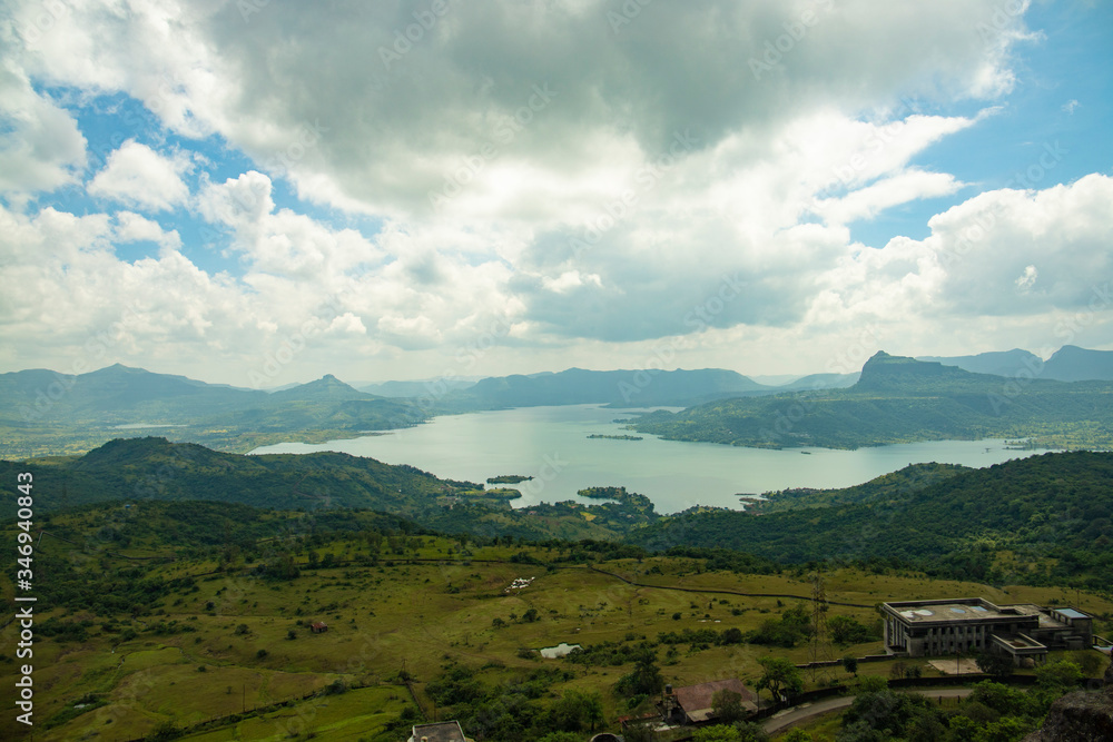 Obraz premium hils and view of pavna lake from lohagarh fort in lonavla maharashtra