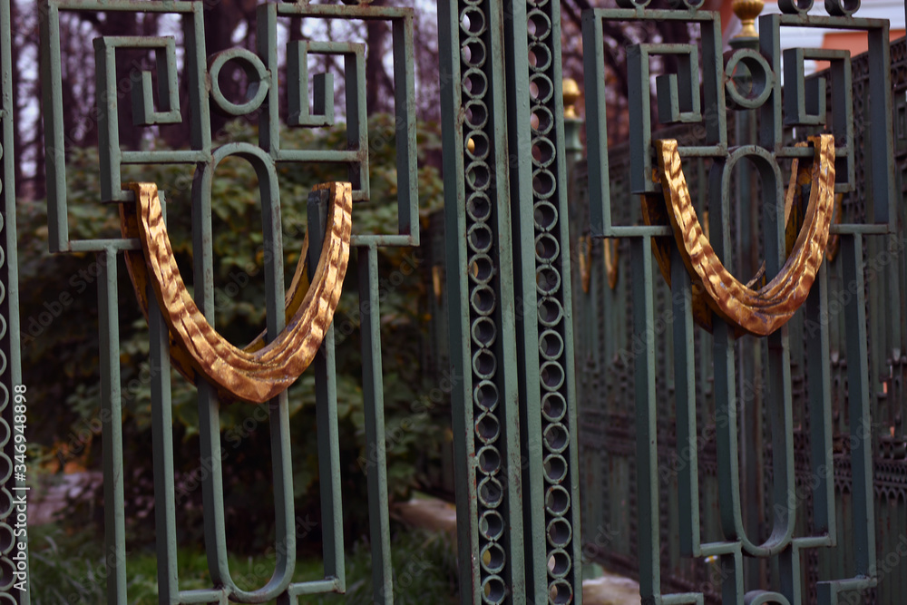 Obraz premium Old metallic gates in a park