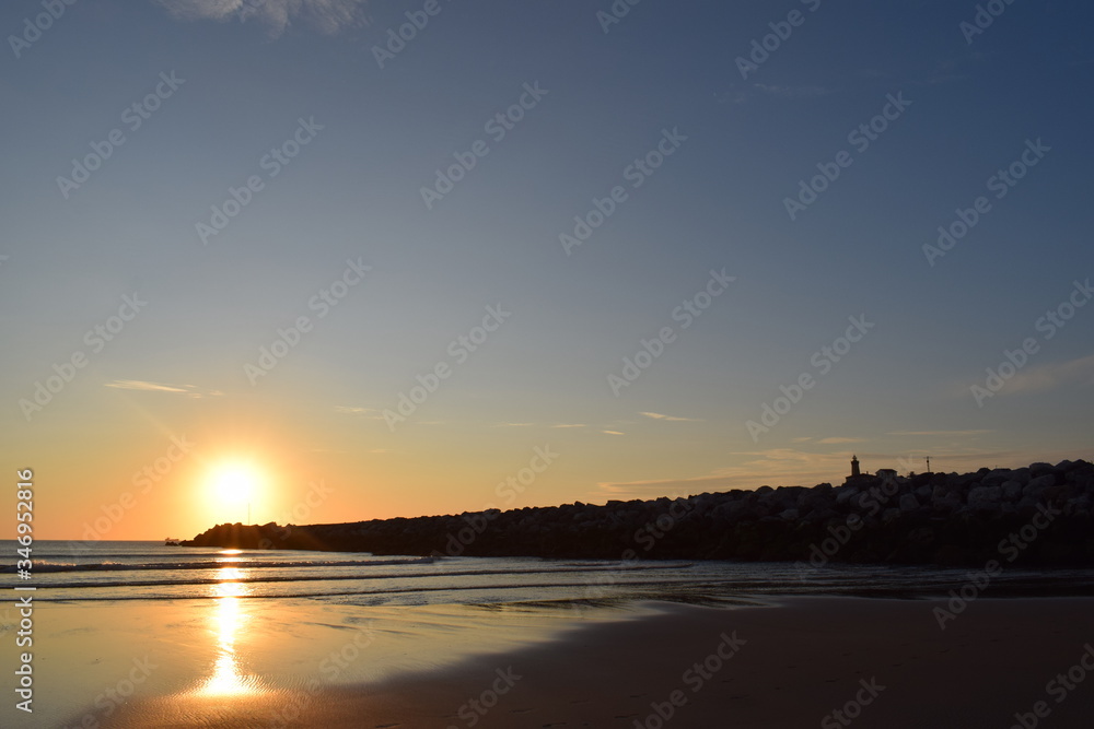 pesta de sol en el faro de Avilés