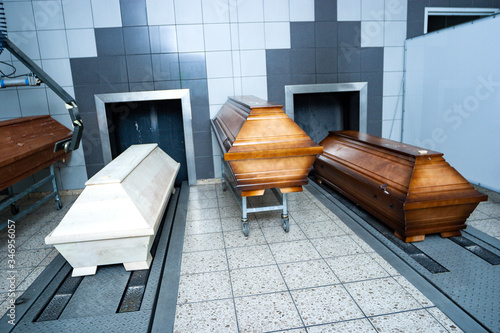 Foto Särge im Krematorium vor der Verbrennung