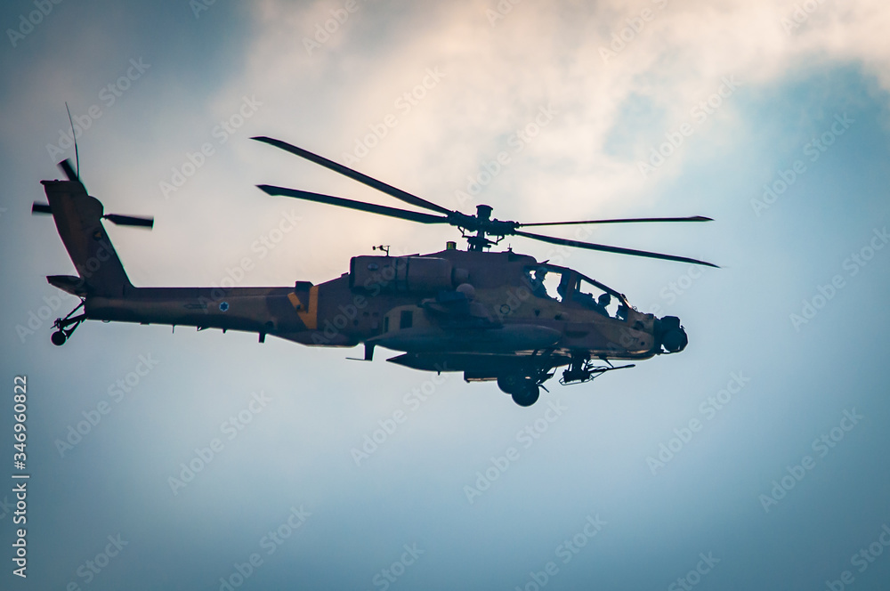 Fototapeta premium Izraelskie Siły Powietrzne, helikopter Apache latają nad oceanem