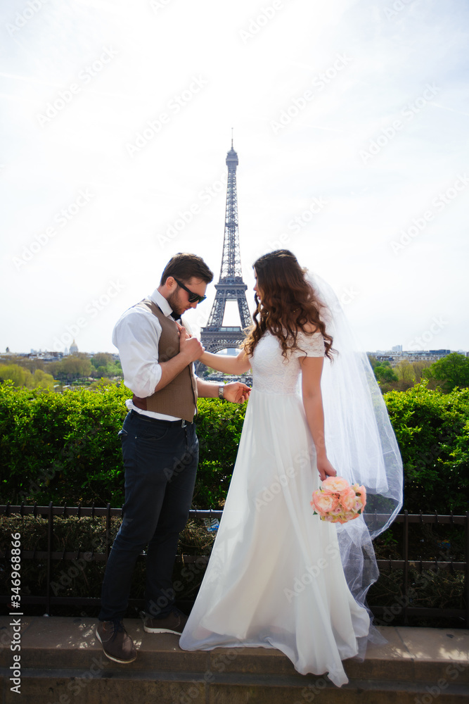 Obraz premium Happy bride and groom enjoying their wedding in Paris