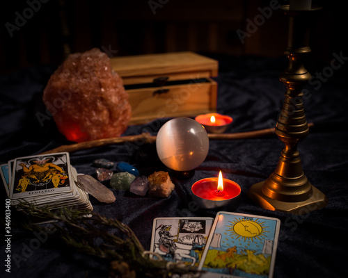 Bodegón con cartas de tarot, bola y velas
