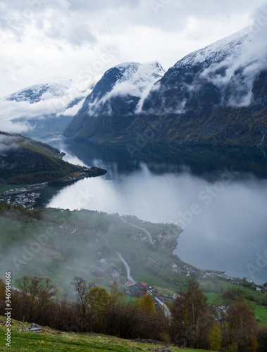 Widok na Aurlandsfjord z punktu widokowego Stegastein