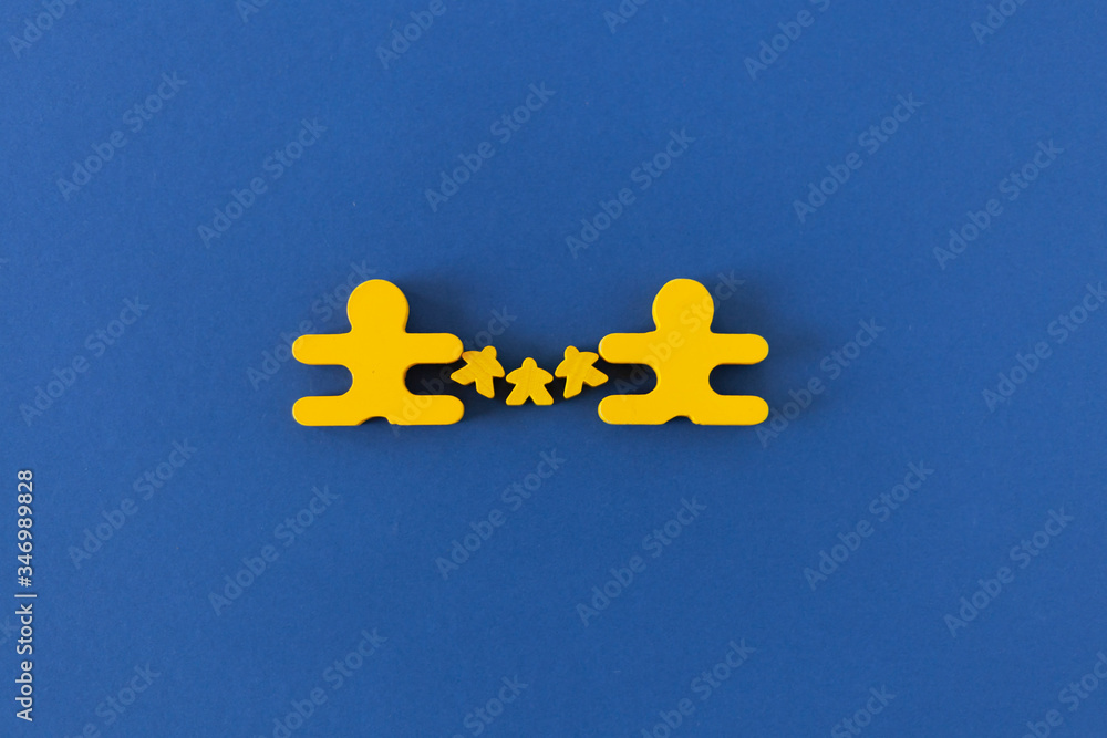 Obraz premium figures of little men mom dad children yellow on a blue background, concept family