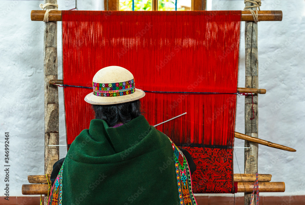 A senior indigenous Bolivian Aymara woman in traditional clothing doing a  demonstration of fabric or textile weaving in Sucre, Bolivia. foto de Stock  | Adobe Stock