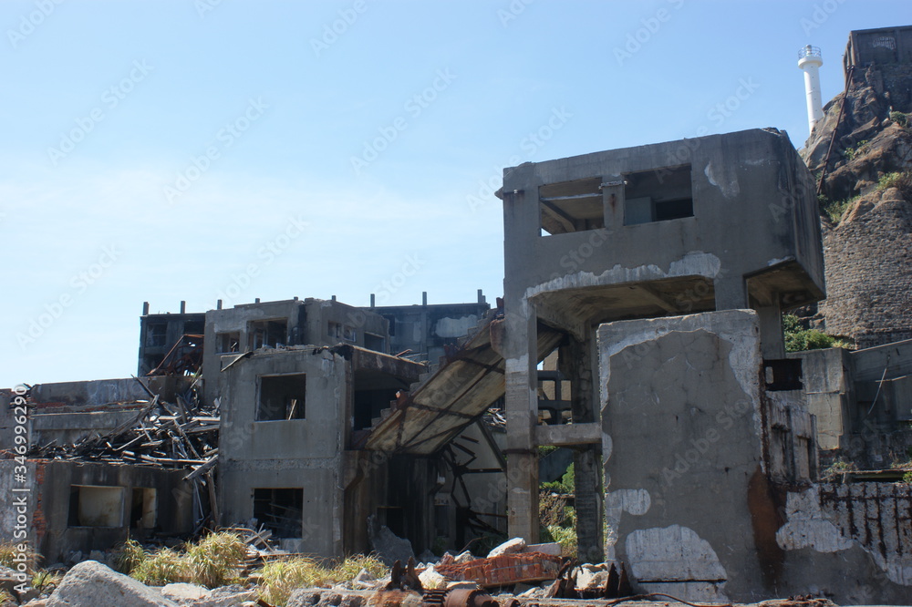 Fototapeta premium 長崎、軍艦島、廃墟、軍艦島クルーズ、建物、橋、建築