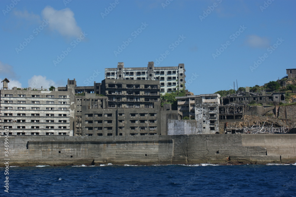 Fototapeta premium 長崎、軍艦島、廃墟、軍艦島クルーズ、建物、橋、建築