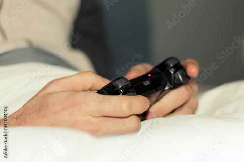 Vista closeup de joystick en las manos de joven jugando videojuegos.