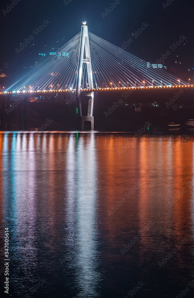 Obraz premium 1 pylon mostu Badong nocą nad rzeką Jangcy w Xinling w Chinach.