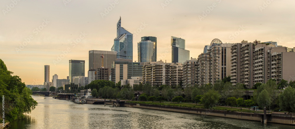 Obraz premium La Défense and the Seine river