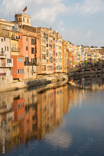 Reflejo de Girona en el río (2)