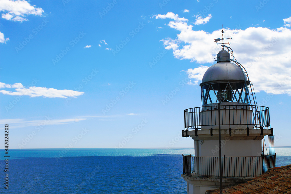 Faro de peñiscola con vistas al mar