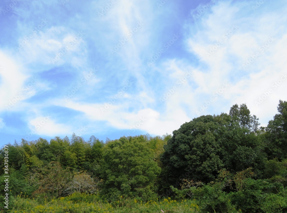 日本の田舎の風景　10月　山と青空と雲