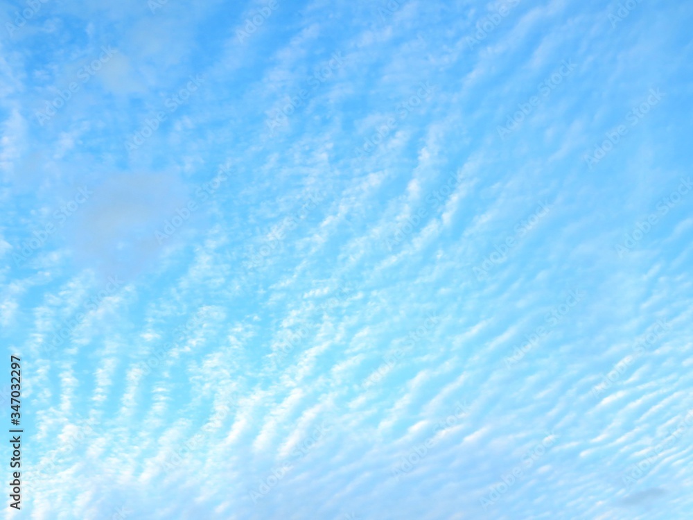 日本の田舎の風景　10月　青空と薄いうろこ雲