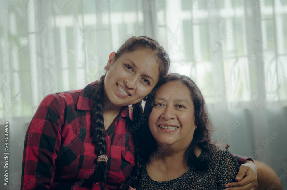 Madre he hija conviviendo juntas en casa Madre he hija conviviendo juntas en casa