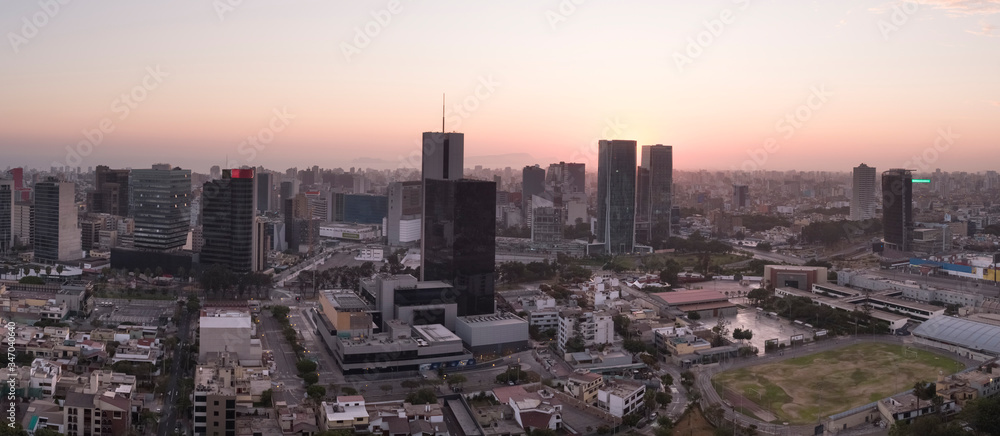 Fototapeta premium Widok z lotu ptaka na budynki biznesowego miasta dzielnicy San Isidro w mieście Lima podczas blokady z powodu pandemii koronawirusa w 2020 r. W Peru.