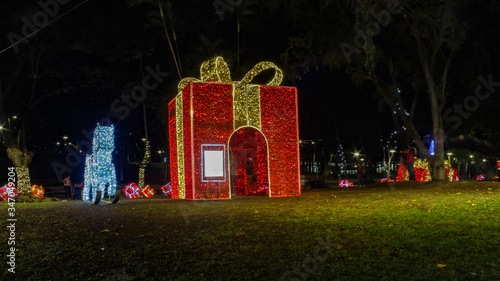 Adorno gigante en parque Cuscatlan de San Salvador El Salvador navidad adorno navideño