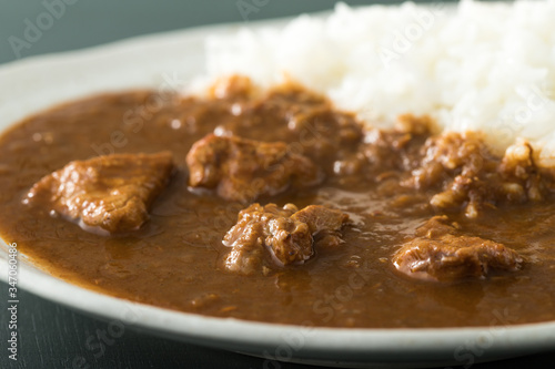 コトコト煮込んだチキンカレーのアップ