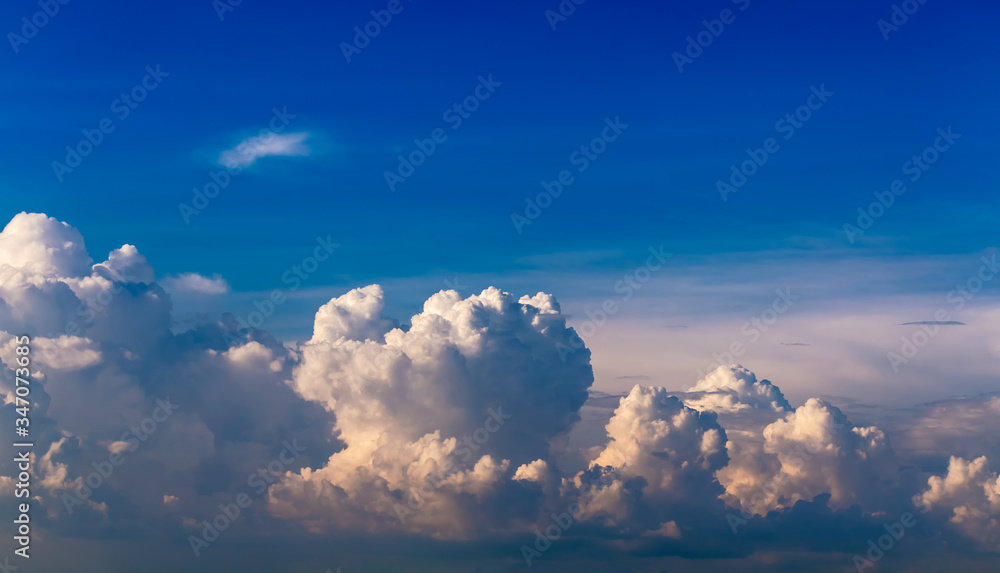 Naklejka premium overcast blue sky with dim cloudy