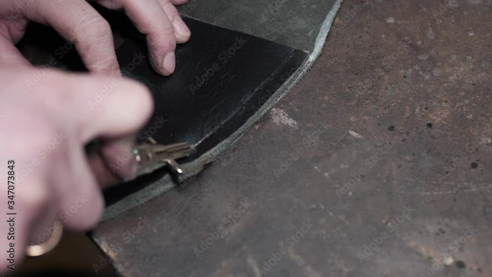 Markings on the leather workpiece edge stitch Markings on the leather workpiece edge stitch
