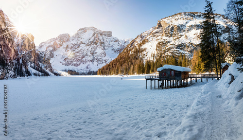 Foto Panorama des zugefrorenen Pragser Wildsees in den Dolomiten an einem Wintermorge