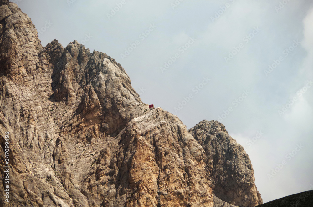 profilo sperone Gran Sasso rifugio rosso Bafile profilo sperone Gran Sasso rifugio rosso Bafile