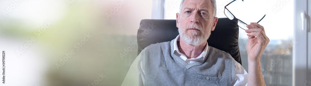 Obraz premium Portrait of senior businessman; panoramic banner