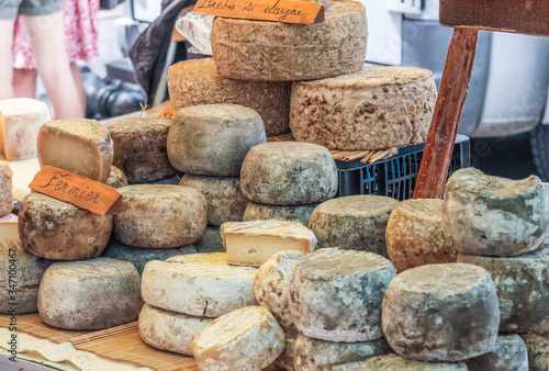 Stand mit Käse auf dem Markt in Gordes