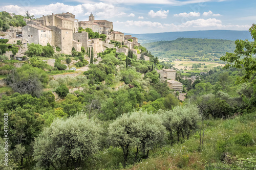 Blick auf das Bergdorf Gordes im Luberon