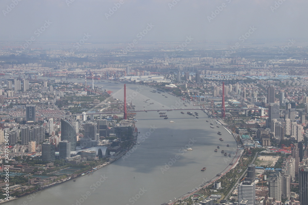 Fototapeta premium Paysage urbain et fleuve à Shanghai, Chine
