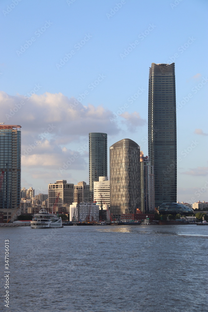 Gratte-ciels et fleuve à Shanghai, Chine Gratte-ciels et fleuve à Shanghai, Chine
